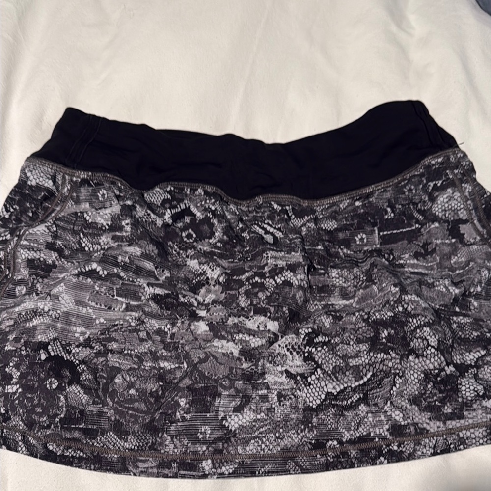 Lululemon Athletica Black and Gray Mini Skirt Athletic size 6 Tall